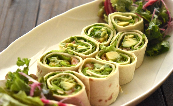 スモークサーモンパストラミを使ったトルティーヤロール サーモンポキ風味