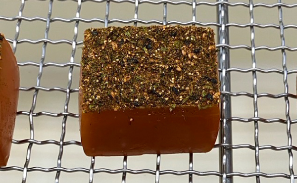 スモークチーズ-燻製2段仕込み-（七味唐辛子味）