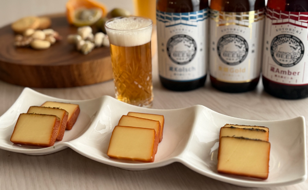 ビールと3種のチーズを一緒に盛り付けた画像