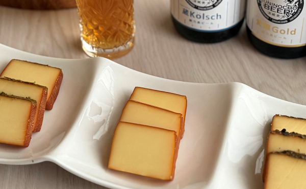 お酒とKaoriのスモークチーズのペアリング画像