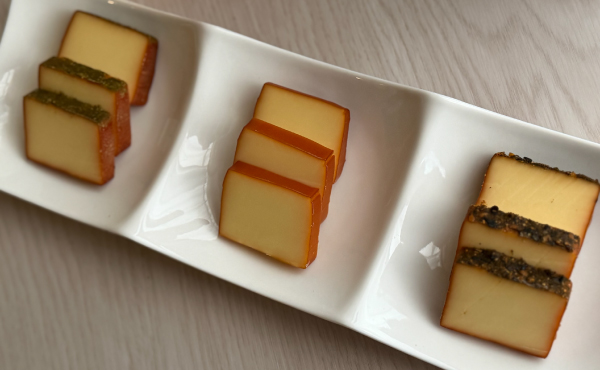 5mm厚さにカットしたたスモークチーズ3種