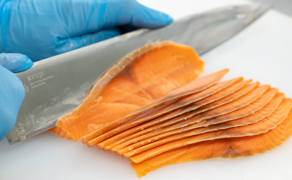 天然紅鮭を型を揃えてスライス