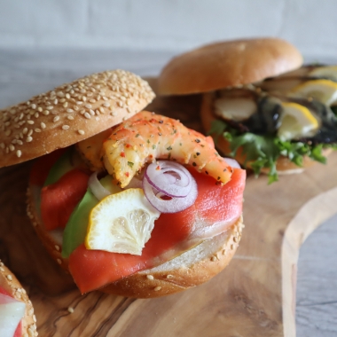 スモークサーモンのベーグルサンド