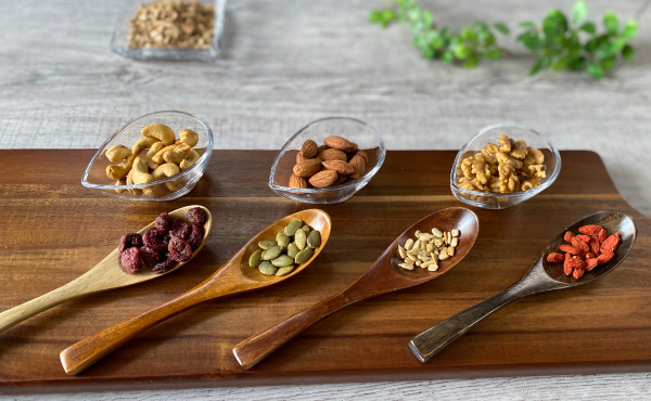 ６種類のナッツとドライフルーツ。