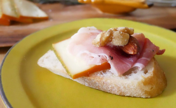 スモークチーズ（山椒味）をカナッペに乗せて