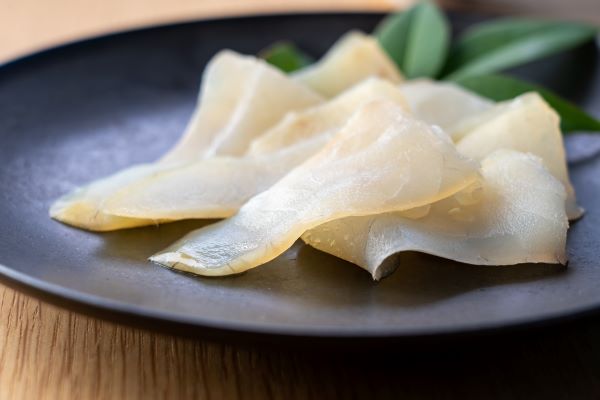 透き通る白い身が美しいタイのスモーク