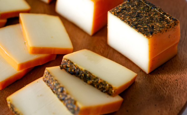 スモークチーズ-燻製2段仕込み-（七味唐辛子味）